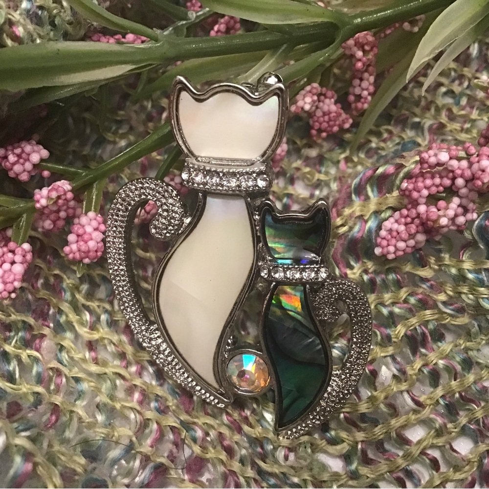 #254 Cat Brooch